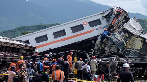Schreckliches Zugunglück in Indonesien: Fernzug kollidiert mit Pendlerzug – 15 Tote und 88 Verletzte
