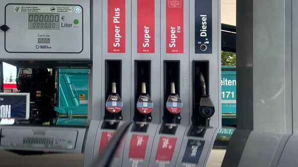Tankstellen-Abzocke: Chinas Krieg und das 12-Uhr-Gesetz treiben Diesel auf Rekordhoch