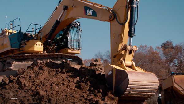 Vergessen Sie Nvidia: Wie ein verstaubter Dow-Gigant im Schatten des KI-Booms 156 Prozent Rendite abliefert