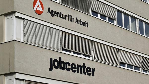 Beschäftigungs-Kollaps in Deutschland: Fast eine halbe Million Jobs verschwunden – Industrie am Abgrund
