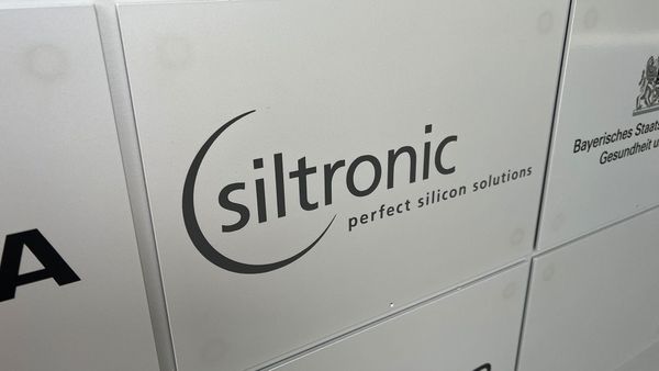 Das Halbleiter-Beben: Warum Wacker Chemie die eigene Tochter im großen Stil abstößt