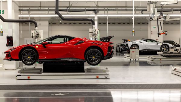 Ferraris Geheimwaffe schlägt Analysten: Weniger Autos, mehr Gewinn – und jetzt kommt der Elektro-Schock