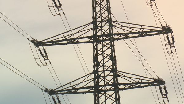 Das Rendite-Beben: Wie Netzbetreiber mit Ihrem Stromgeld Kasse machen