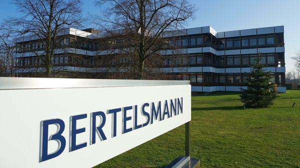 Das geheime Fintech-Beben: Bertelsmann holt zum Vernichtungsschlag gegen Klarna aus