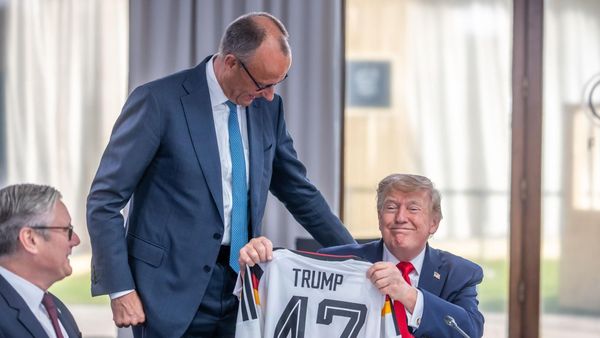 Der absurde Trikot-Affront: Wie Merz mit seiner Donald-Trump-Geschenkidee den G7-Gipfel zur Lachnummer degradiert