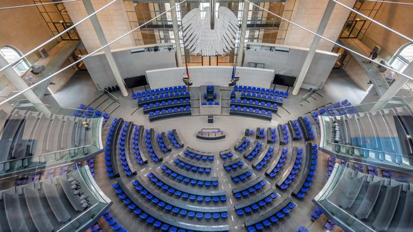 Millionen-Beben im Bundestag: Der Geheim-Plan der Polit-Elite offenbart den tiefen Abgrund der Nebeneinkünfte