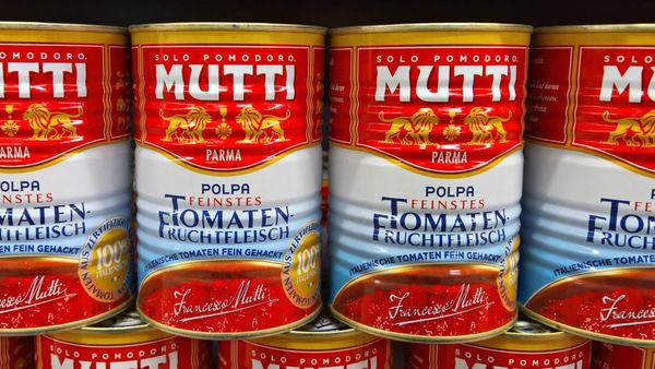 Das Mutti-Phänomen: Wie ein italienischer Konzern deutschen Sparern 3x teurere Tomaten verkauft