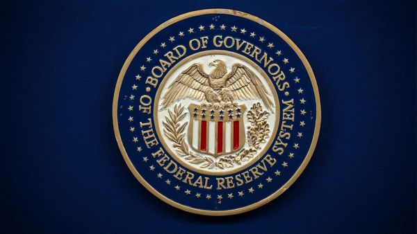 Fed hält Zinsen stabil – Börsen reagieren überraschend volatil