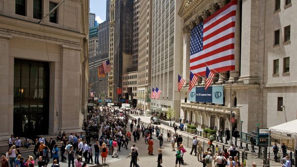 Wall Street im Schachzug: Warum Tech-Giganten fallen, während Rohöl-Angst sinkt