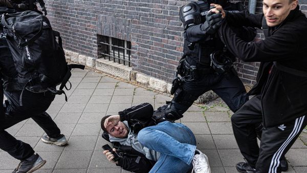 Wie die „Zeit“ den brutalen Jagdmob gegen unliebsame Reporter rechtfertigt
