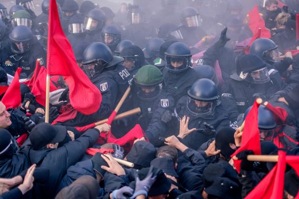 Am Abgrund: Extremisten zerstören Berlin