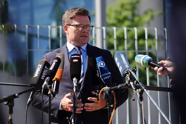 Beben um absurden Größenwahn des Carsten Schneider
