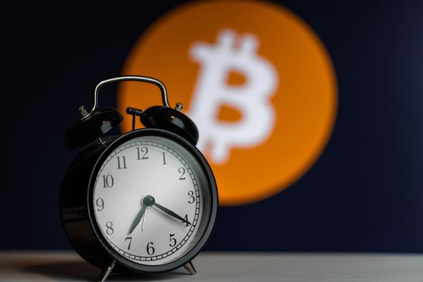 Bitcoin-Schock: Während Kurse fallen, plant die Regierung die Steuer-Bombe