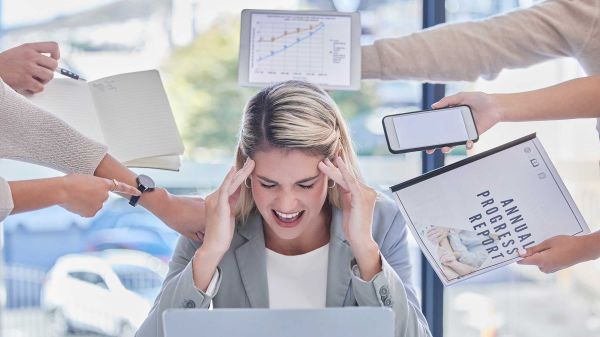 Jobwechsel auf Eis gelegt: Warum Arbeitnehmer 2026 die Karrierebremse ziehen