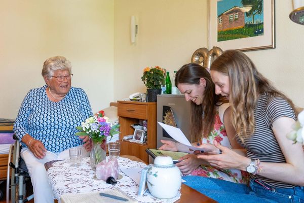Junge Studenten erobern Seniorenheime: Was wirklich dahintersteckt