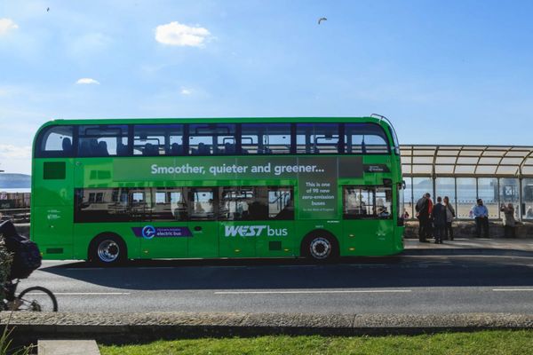 Kostenlose Busfahrten rund um die Uhr: England revolutioniert Mobilität für Menschen mit Behinderungen