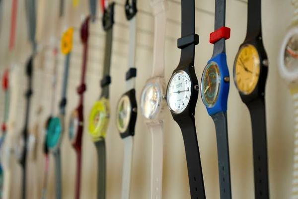 Swatch vs. Richemont: Welche Uhrenuhr-Aktie 2026 noch Rendite bringt