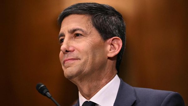 Warsh schockt die Märkte: Fed-Chef lässt Inflationsstrategie offen – Dissens wächst