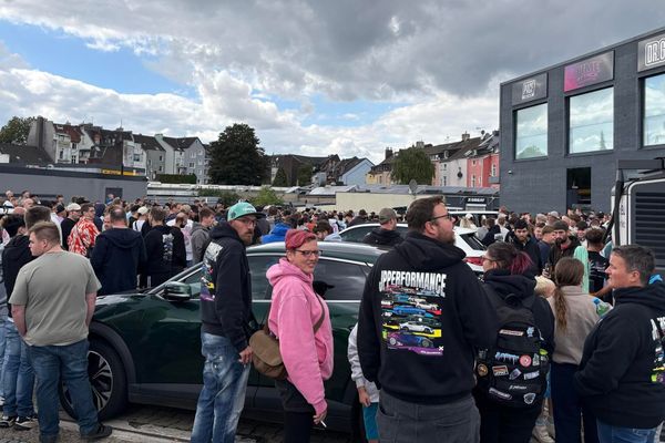 Der Abgrund der blinden Anbetung: Warum tausende Fans einen geständigen Gewalttäter vergöttern