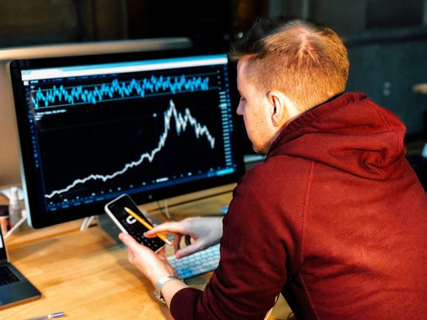 Finfluencer vs. Finanzjournalismus: Wer haftet eigentlich für seinen Rat?