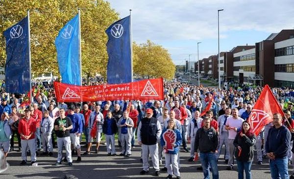 IG Metall fordert fünf Prozent mehr Lohn für VW-Beschäftigte, harte Tarifrunde erwartet