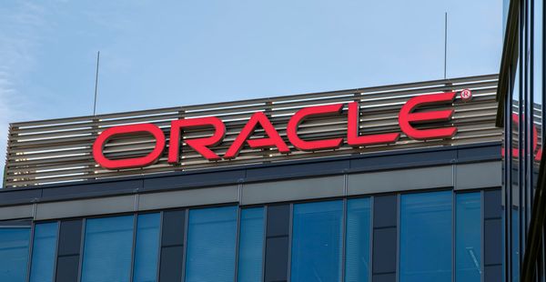 Oracle spart weitere 700 Millionen Dollar für Entlassungen, während Ellison Aktien verkauft