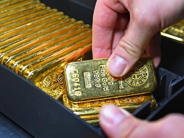 Gold fällt unter 4.000 Dollar: Zinssorgen und Aktienverkäufe belasten, Öl bleibt über 100 Dollar