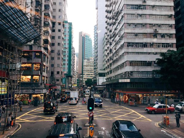 KI-Rausch lässt Hong Kong Summer-Rekord brechen – Banker verzichten auf Urlaub