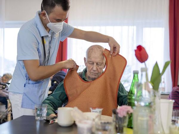 Schlaganfall mit 53 zerstört Vermögensplan: Wie diese Frau mit 64 Jahren zur Mietwohnung verdammt ist