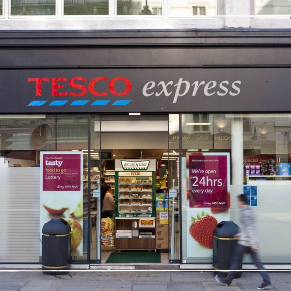 Tesco hebt das Gewinnziel an und kauft mehr eigene Aktien zurück