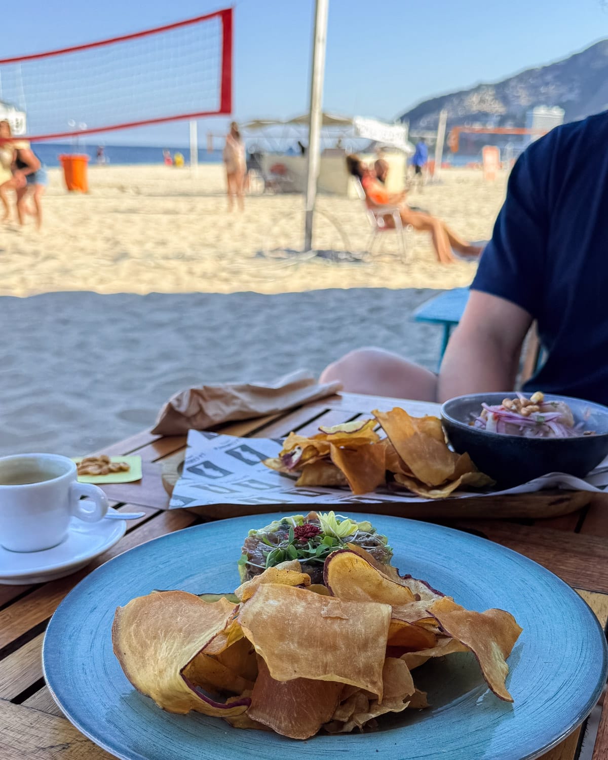 Fresh seafood and sweet potato chips served at La Carioca en La Playa on Leblon Beach.