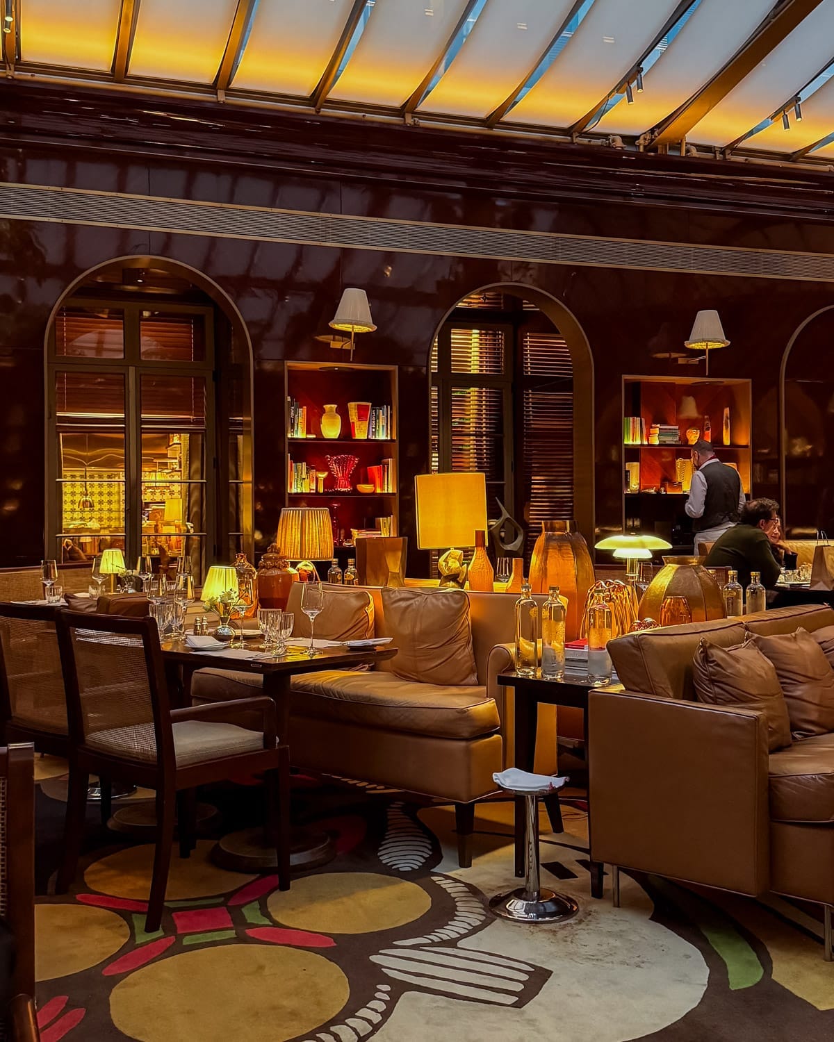 Warm, stylish restaurant interior at Le Jardin in the Rosewood Sao Paulo with leather seating and soft ambient lighting.
