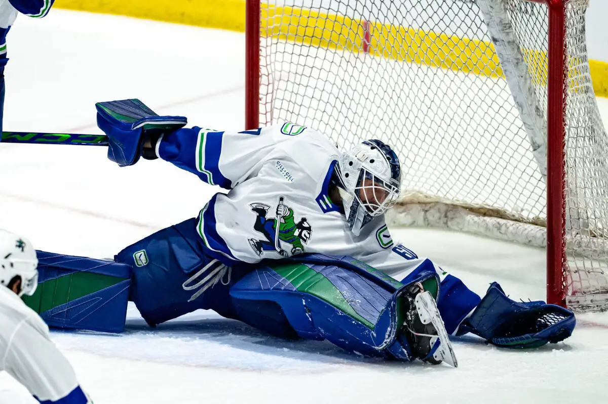 Nikita Tolopilo making a save