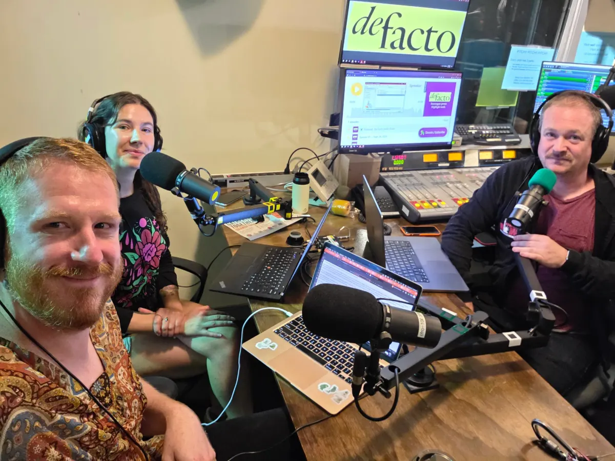 De Facto Radio