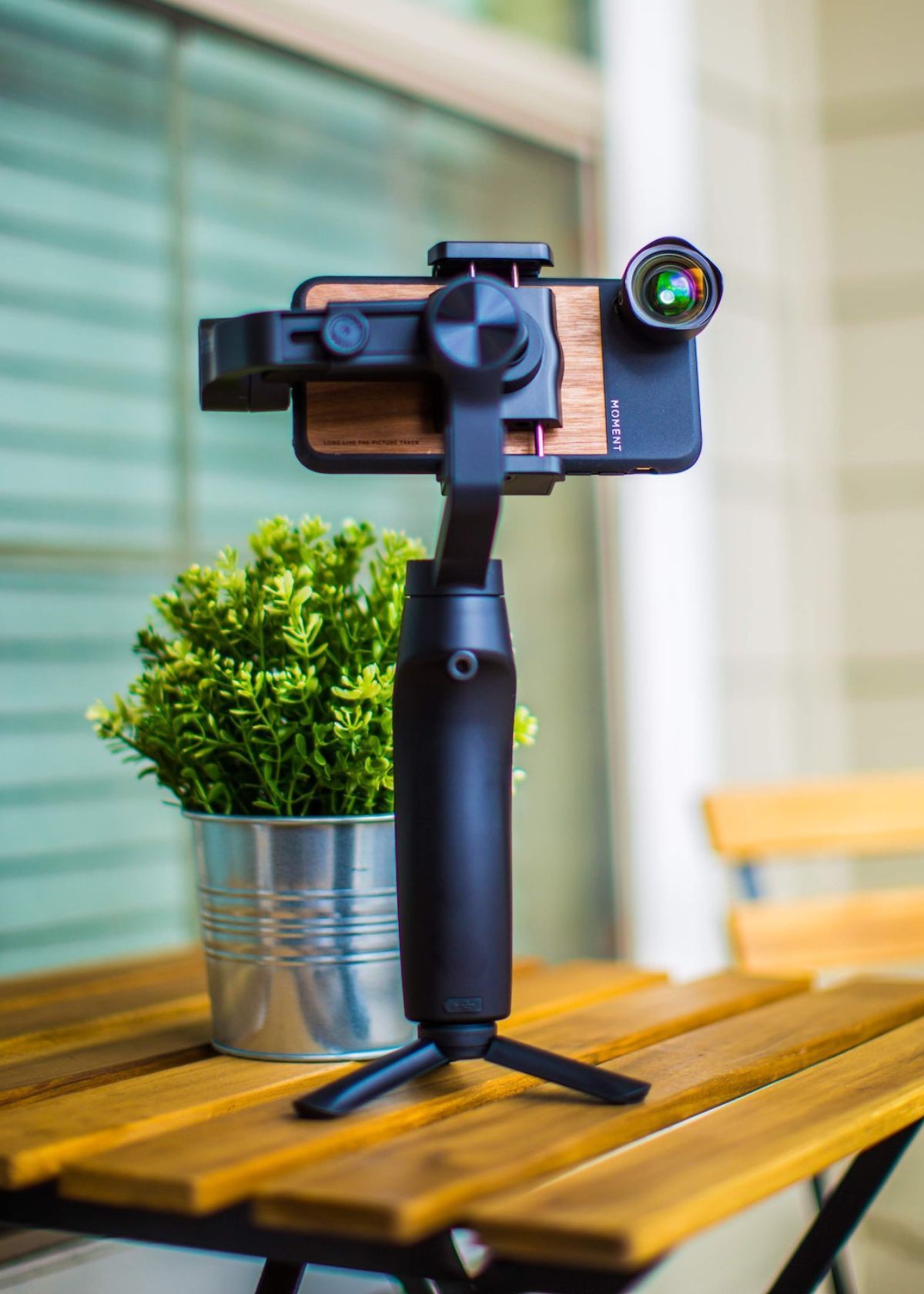 how many legs do a tripod have