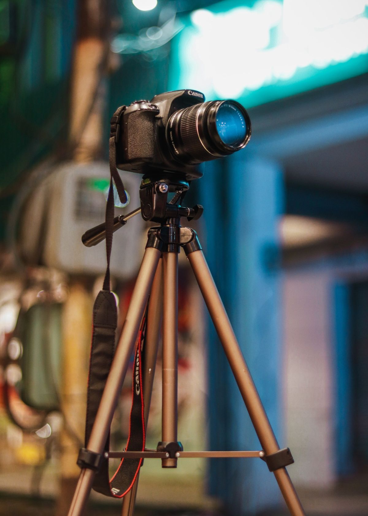 how to put a camera on a tripod