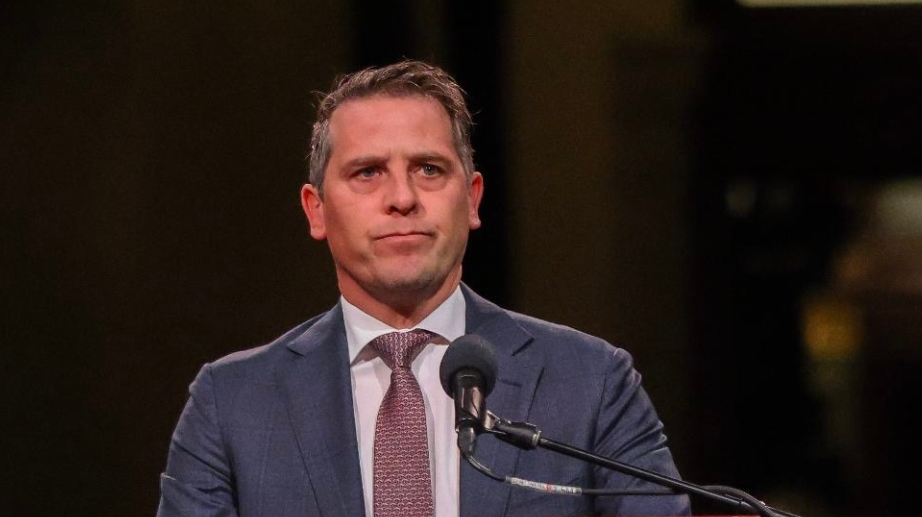 Battle between states and Commonwealth looms as 680 NSW hospital patients wait on aged care bed