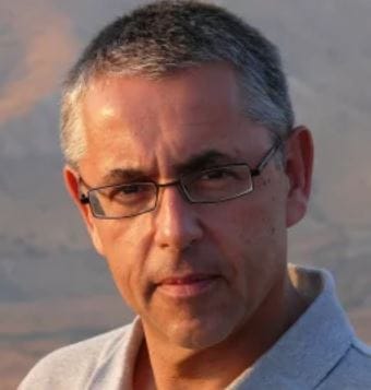 Stop focusing on retirement villages when marketing to older Australians: health expert warns