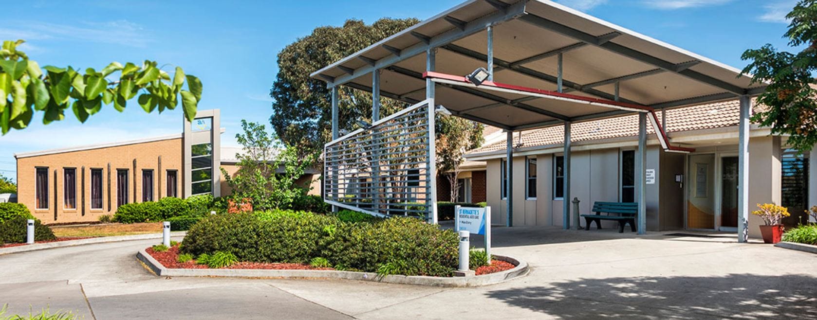 VMCH locks down Melbourne aged care home after visiting health professional tests positive for COVID-19