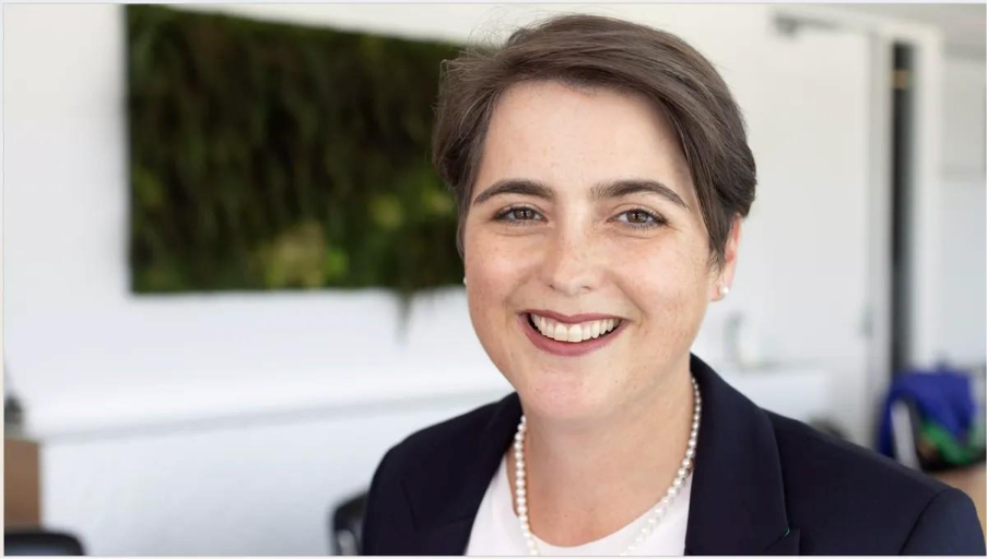 A person smiling at the camera

AI-generated content may be incorrect.