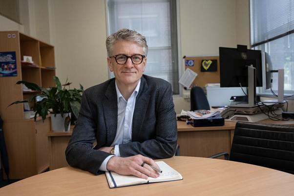 A person sitting at a desk

AI-generated content may be incorrect.