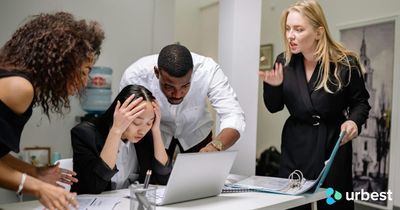Une employée stressée devant un ordinateur, entourée de collègues préoccupés, illustrant la frustration liée à l’utilisation de logiciels obsolètes.