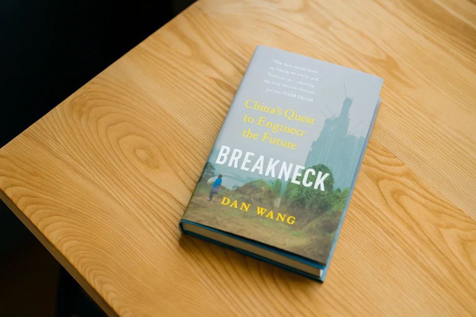 "Breakneck" il libro di Dan Wang che raffronta Cina e Stati Uniti.
