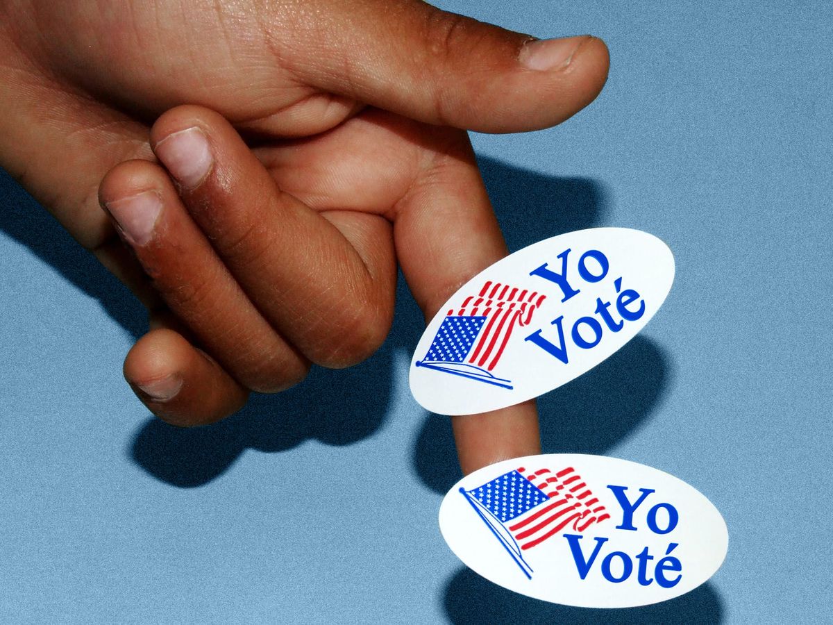 a hand holding two stickers that say Yo Voté on a blue background