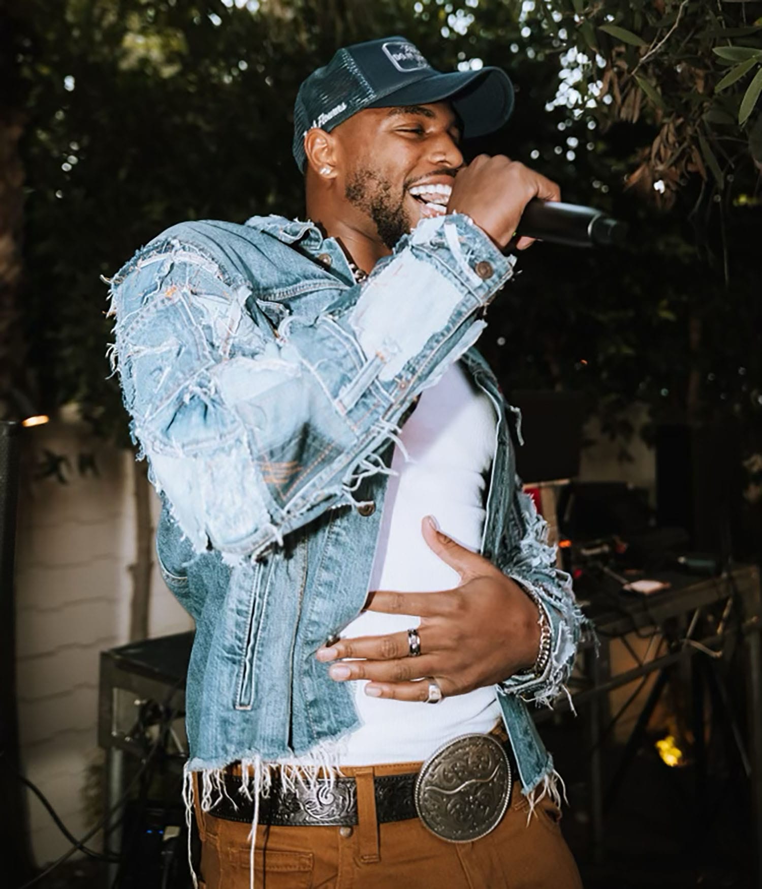 Zay Wilson performing