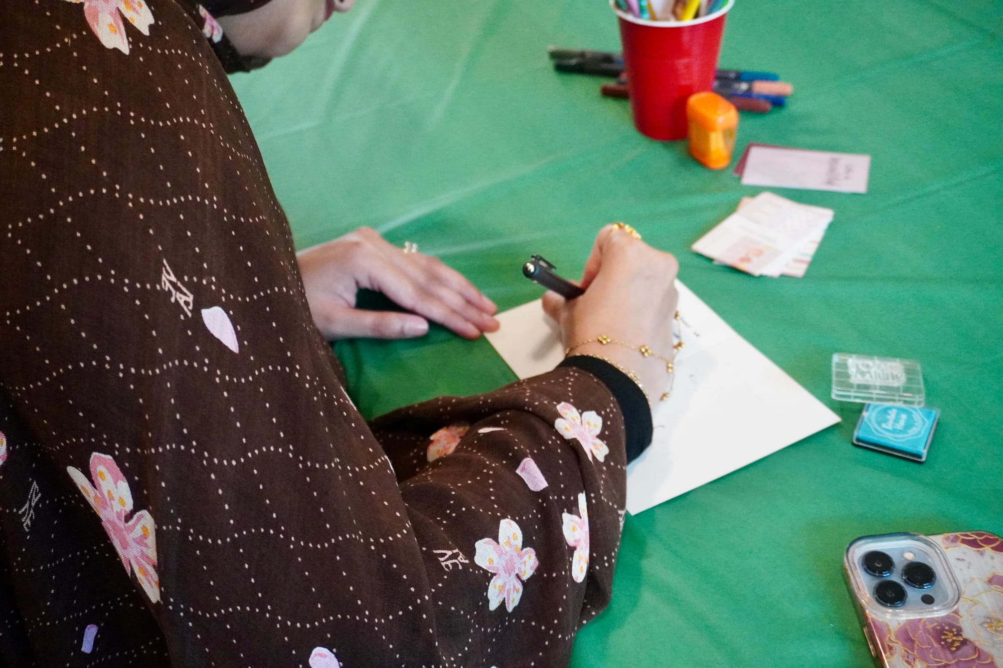 Ward Sakeik, a stateless Palestinian who was held in ICE detention for more than 140 days, organized a letter writing event in late August at a coffee shop in Irving, Texas. Nearly 100 supporters attended and wrote letters of support to Leqaa Kordia, a Palestinian woman from New Jersey who has been in detention since March. Sakeik and Kordia met at Prairieland Detention Center. (Photo by Sam Judy / The Barbed Wire)
