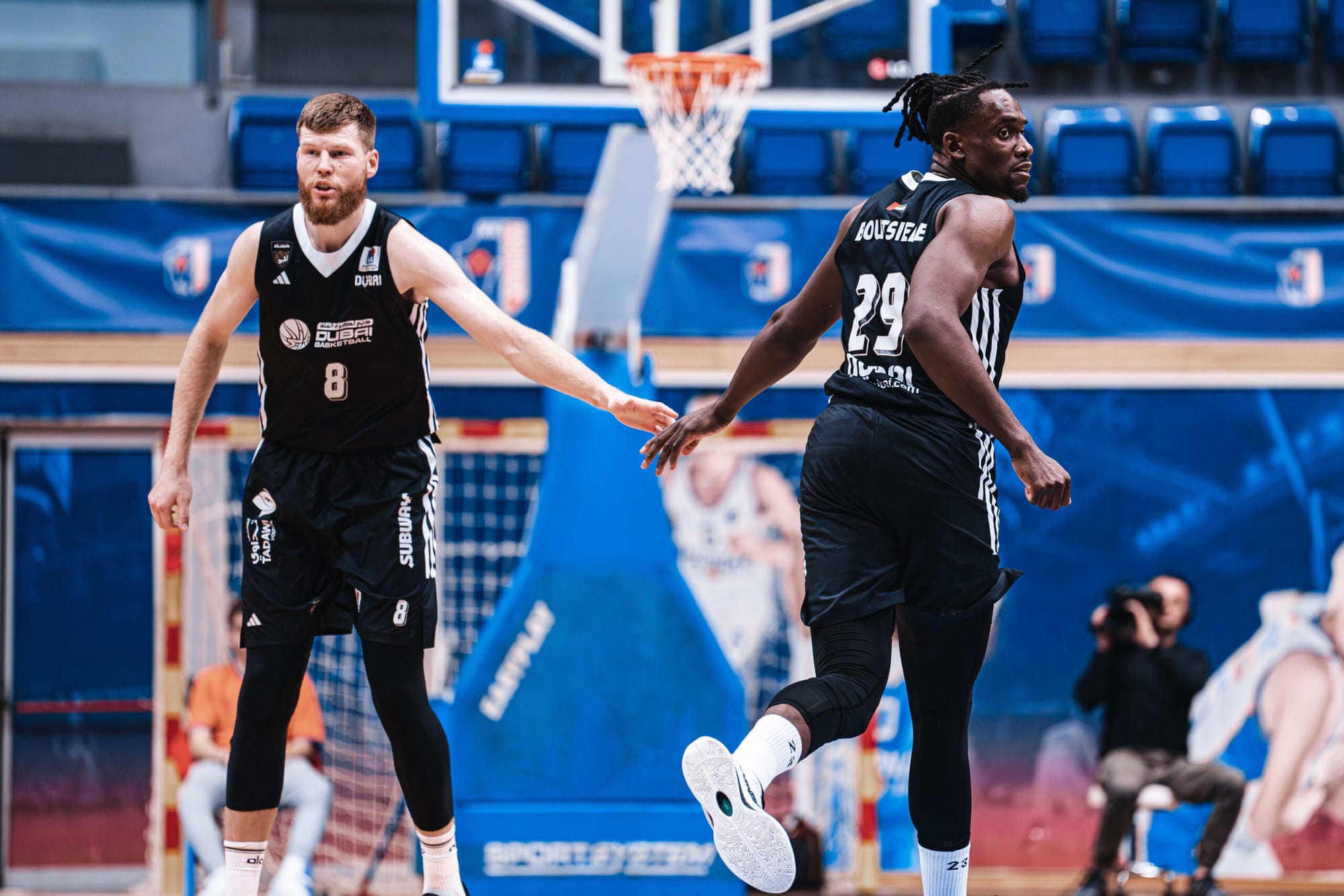 Davis Bertans et Jerry Boutsiele se tapent dans la main.