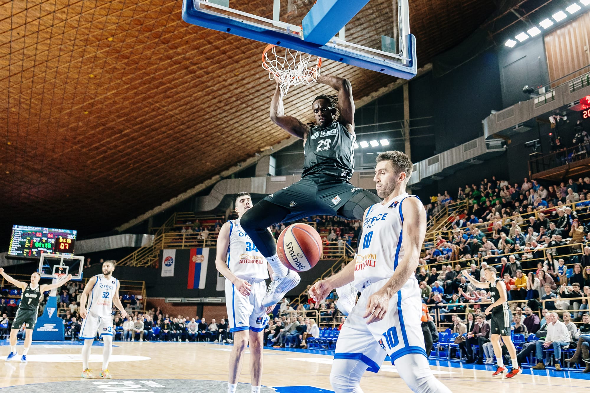 Jerry Boutsiele, accroché à l'arceau juste après un dunk.