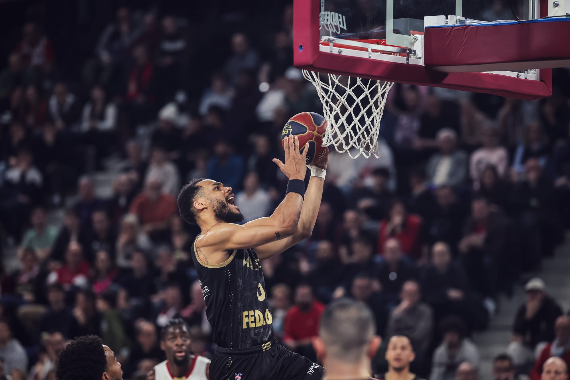 Elie Okobo recibiendo el trofeo de MVP de la Betclic Elite