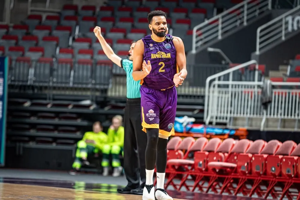 Amine Noua (Hapoel Holon) en approche à Tortone